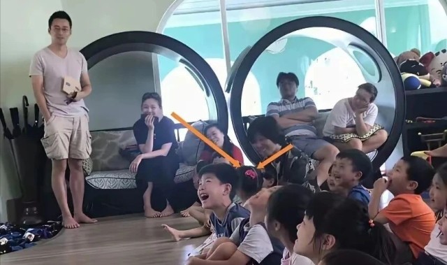乐鱼-大s去小玥儿学校照曝光！一脸慈母样好温柔，和小杨阿姨相处融洽